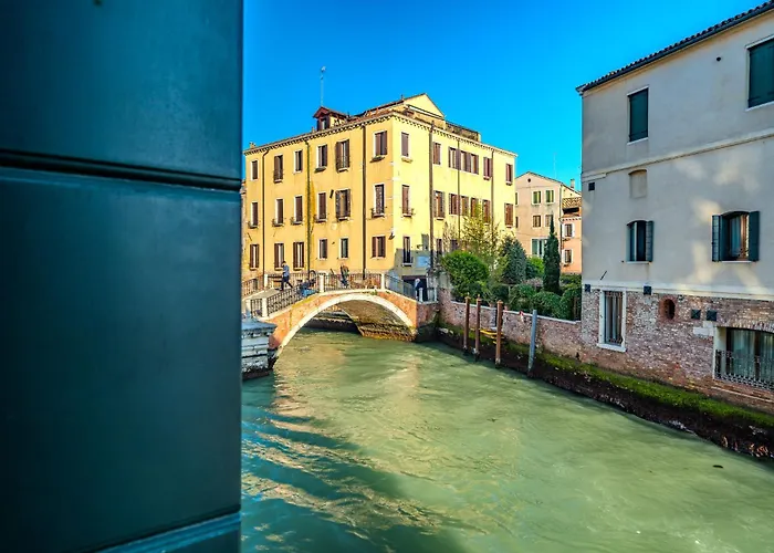 Ca' Dino Venice - Canal View